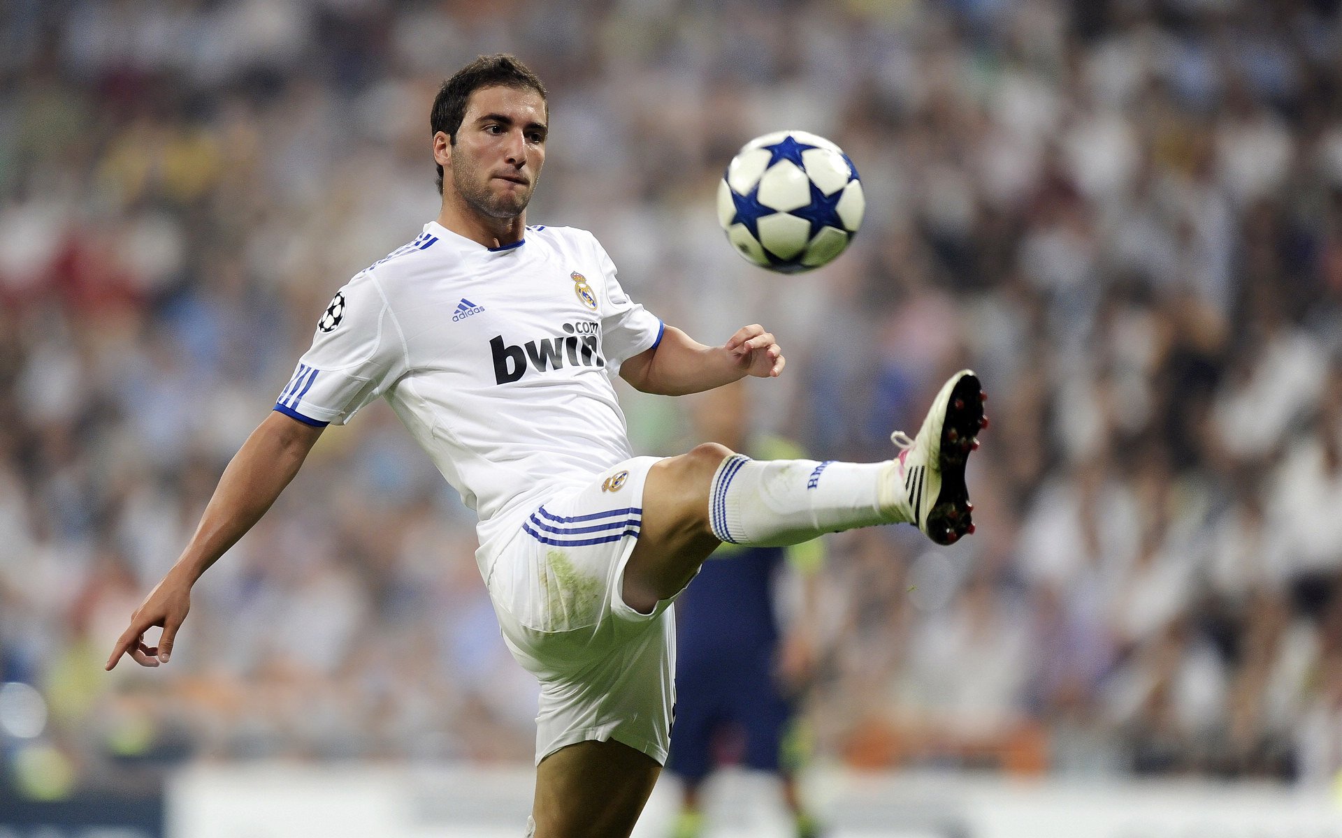 开云在线赛事平台-足球宇宙的交错，当格子军团碾压红魔，银河战舰的余晖照亮足坛褶皱